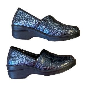Easy Street | 7.5W | Women's Slip Resistant Silver Artisan Laurie Clogs